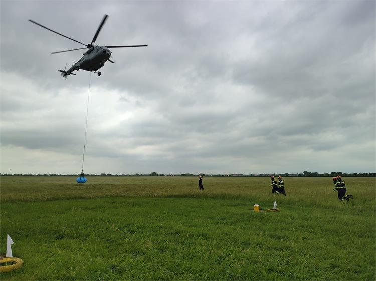 Slika /slike/Vijesti/Osposobljavanje vatrogasaca za prijevoz helikopterom Lučko (5).jpg